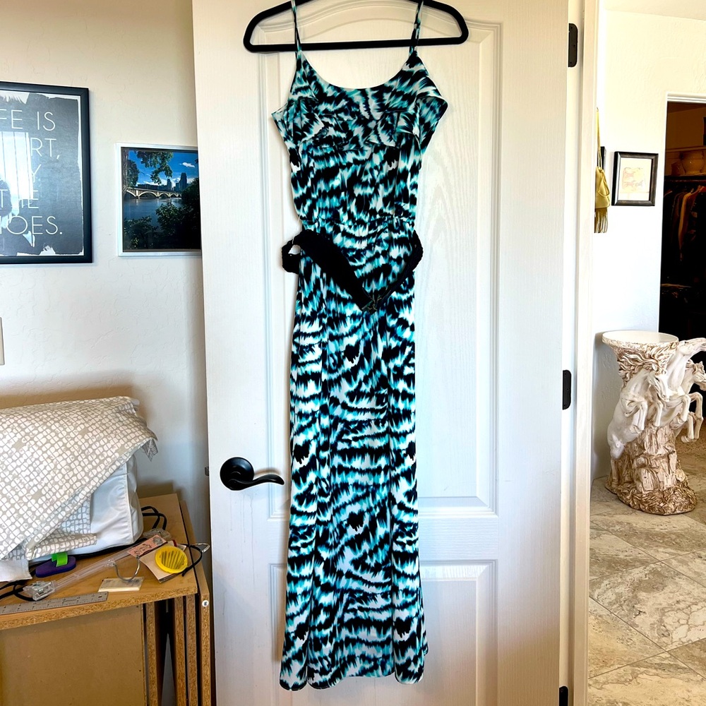 Gianni Bini blue print maxi dress sz Med. Belted with ruffle front top- lined